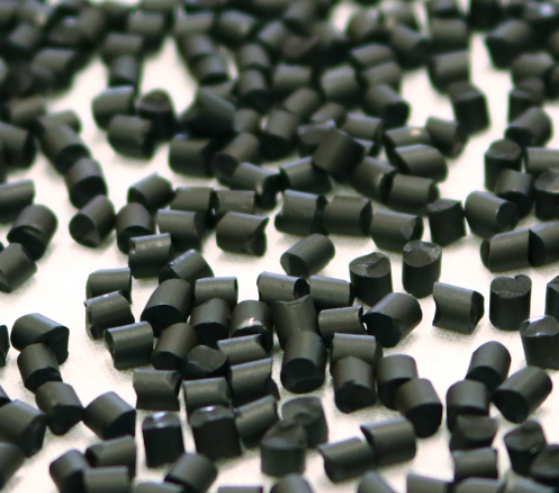 Hybrid bonded magnetic compound granulate of neodymium and ferrite for injection molding